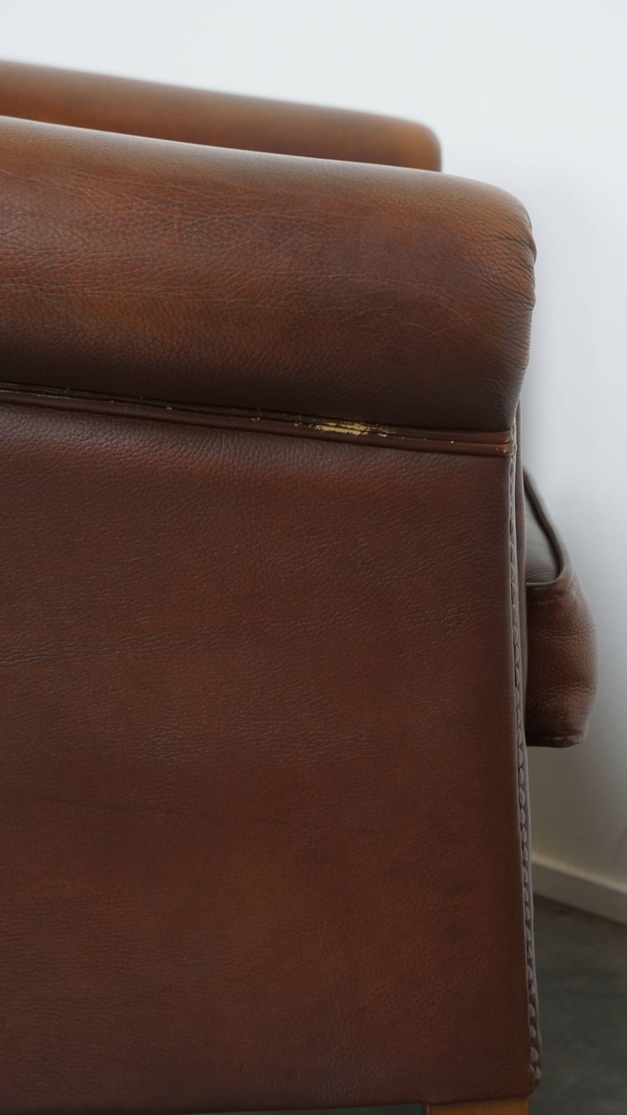 Meubels Stijlvolle En Tijdloze Bruine Koeienhuid Club Fauteuil In Engelse Stijl Met Luxe Afwerking photo