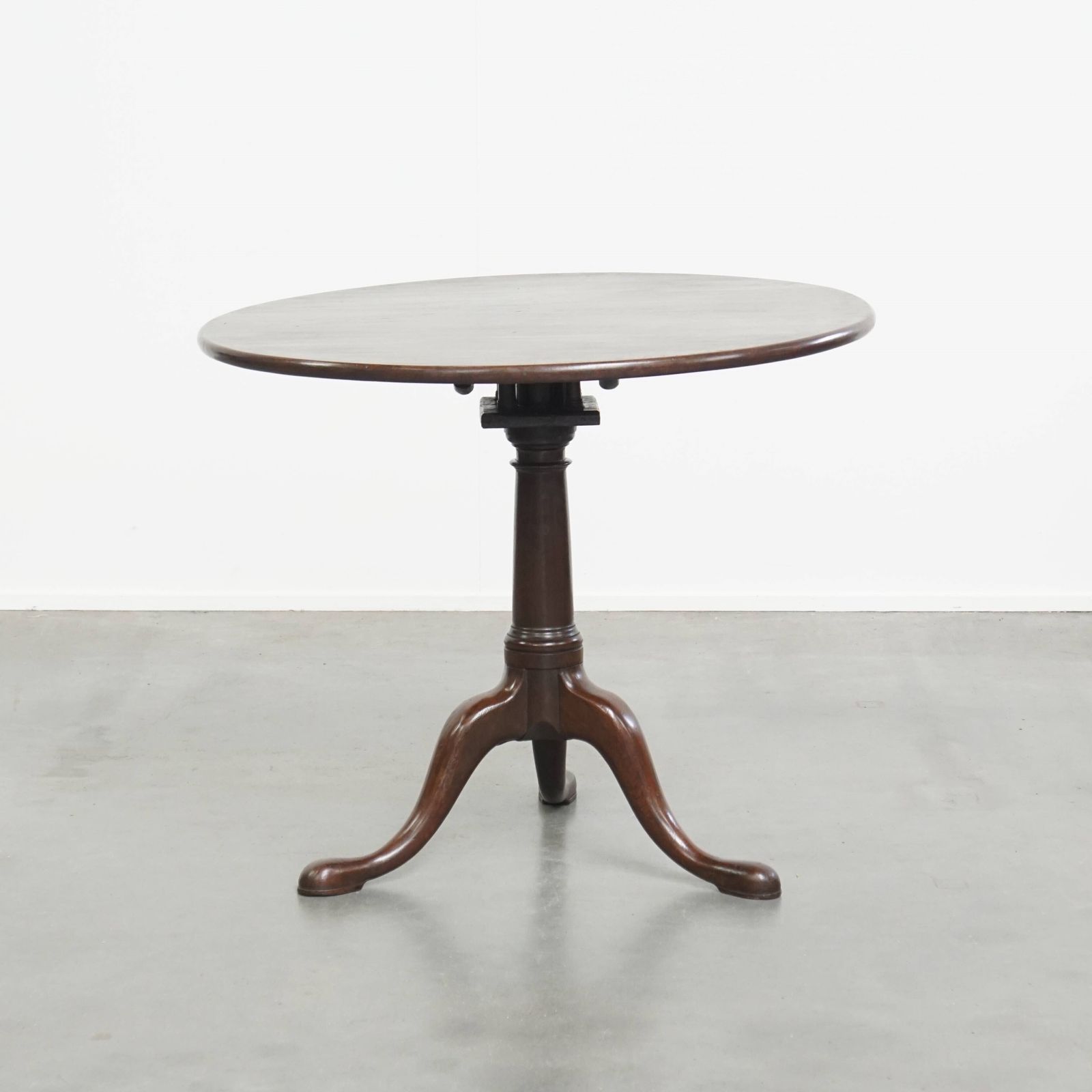 Beautiful Antique English Swivel Barrel Leg Birdcage Tilt Top Table From The 18th Century