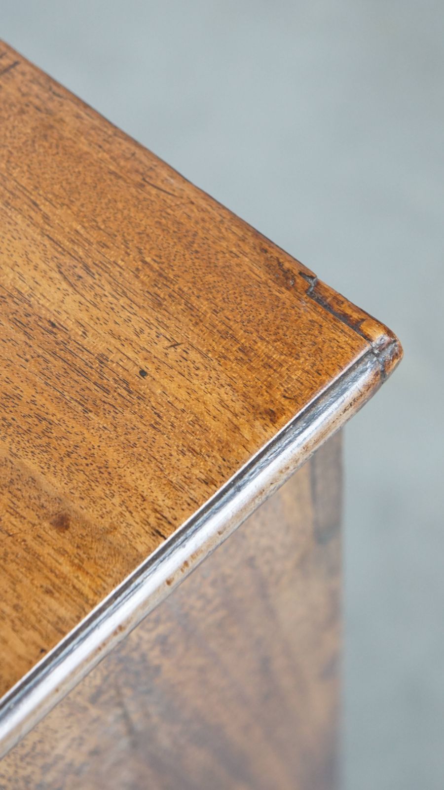 Meubels Antieke Engelse Ladekast/Kaptafel Uit De 18e Eeuw Met Uittrekblad photo