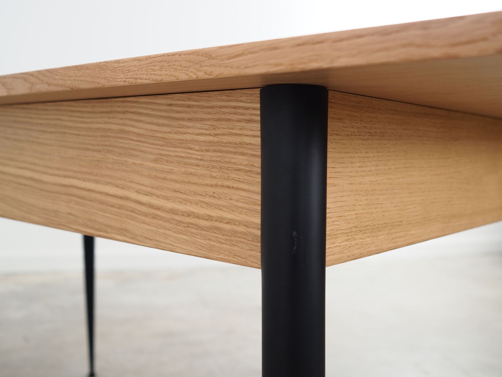 photo furniture Oak Table, Italian Design, 1980s, Manufacture: Italy