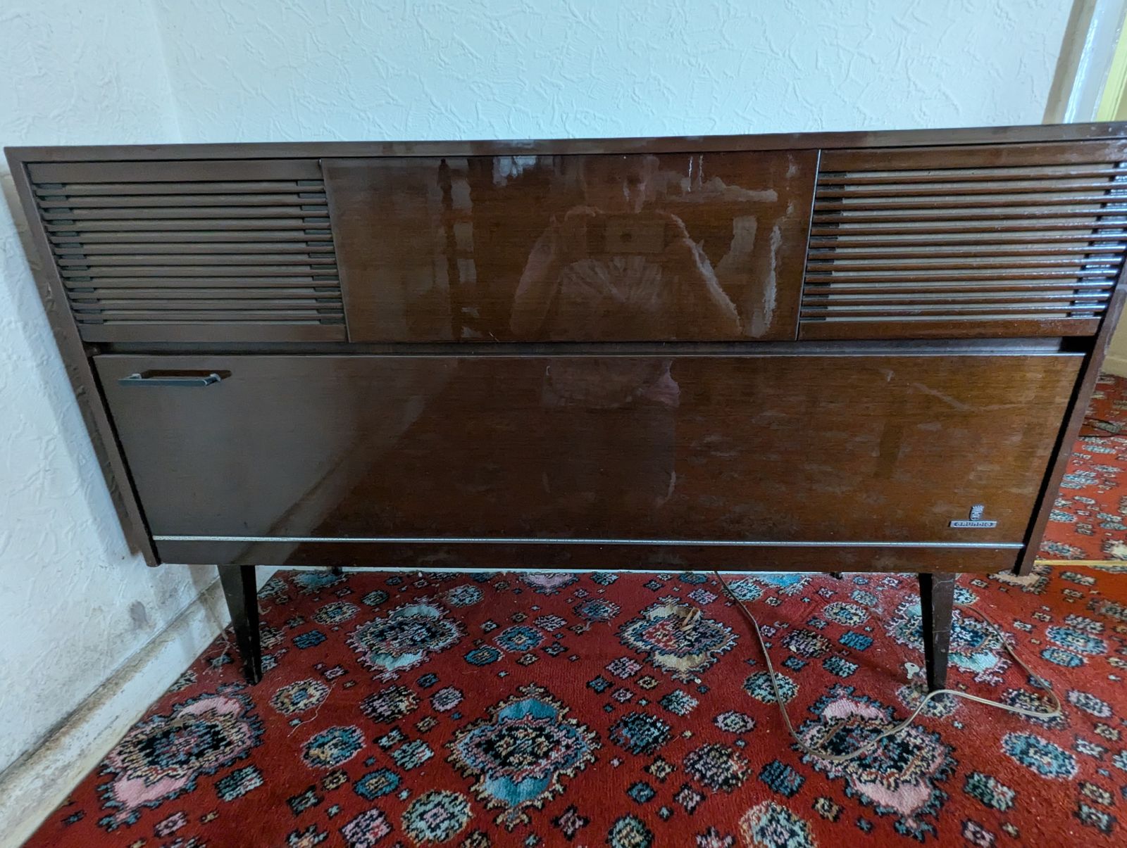 Grundig Sideboard With Turntable And Radio