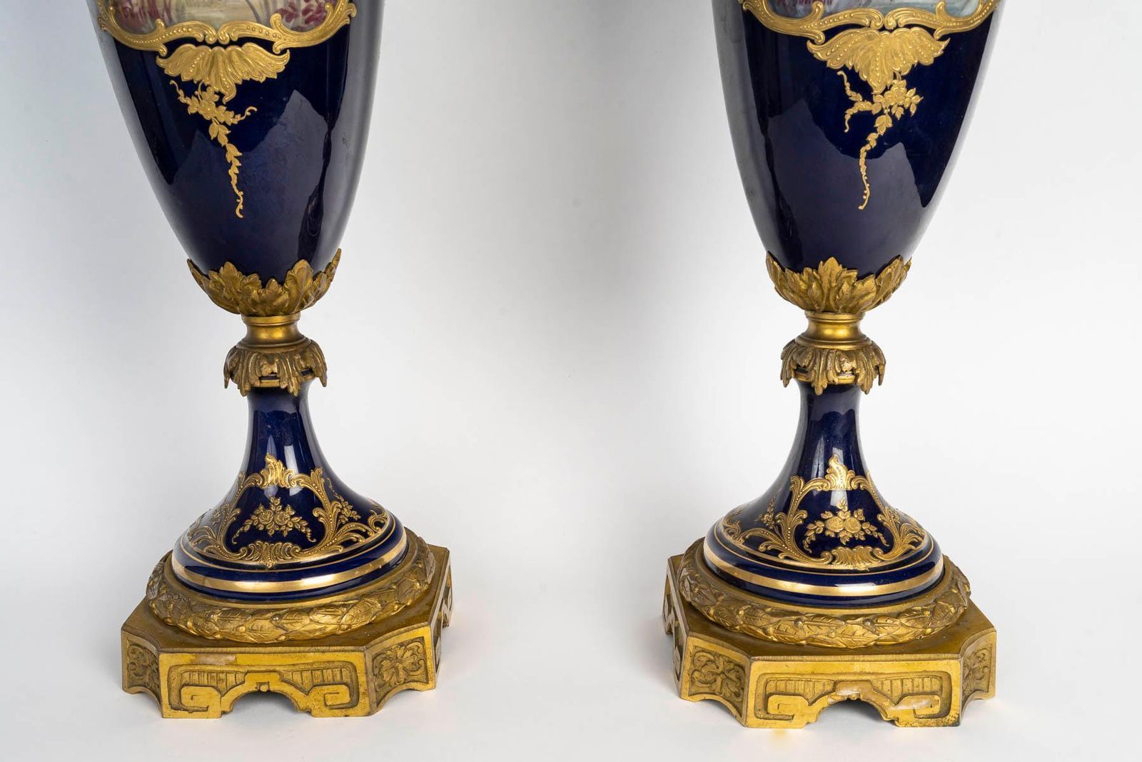 Pair Of Covered Vases In Sèvres Porcelain, Napoleon III Period, 19th Century. photo vintage