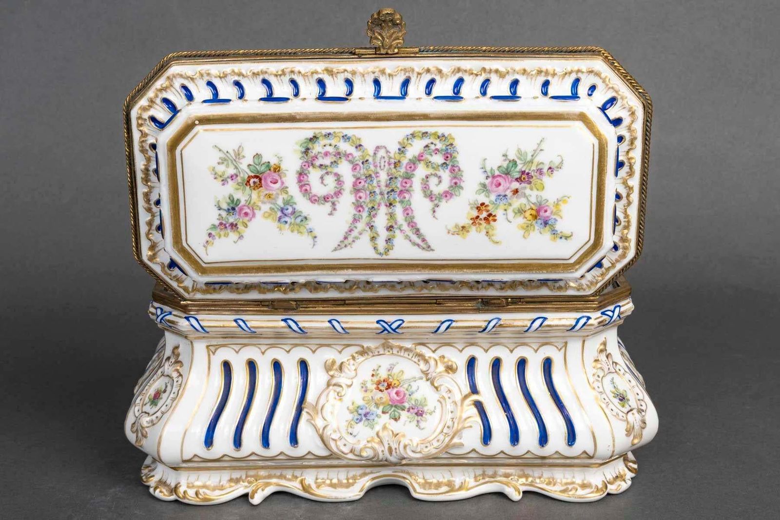 Sèvres Porcelain Casket, Napoleon III Period, 19th Century. photo vinterior