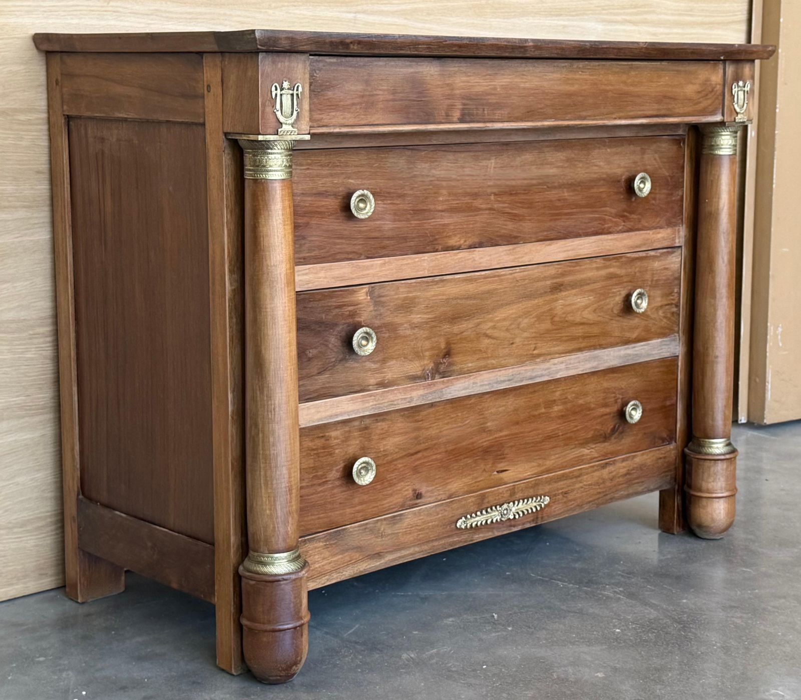 Commode Empire en acajou à quatre tiroirs et bords dorés, France, années 1830 photo Mobilier