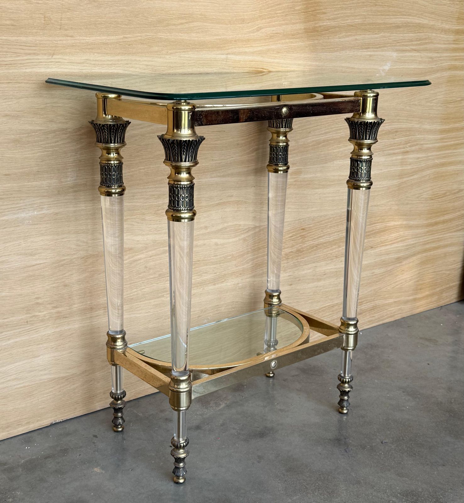Console étroite de style Claude Dalle, plateau en verre, lucite et bronze photo vinterior