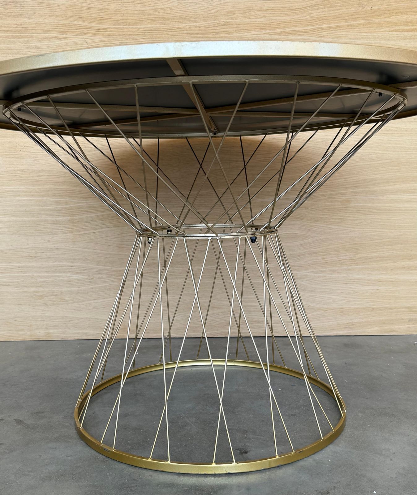 Table à manger ronde mid-century modern dorée, de style Allure, plateau en verre noir photo buy