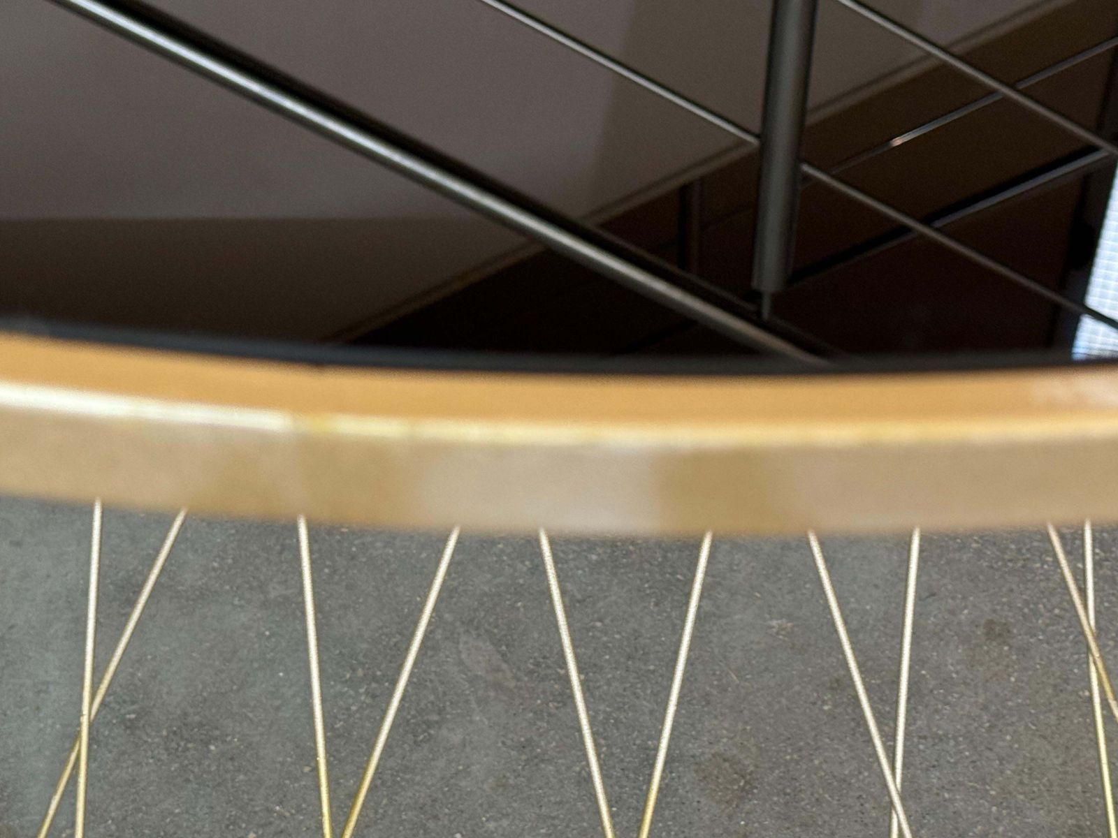 Table à manger ronde mid-century modern dorée, de style Allure, plateau en verre noir photo vintage