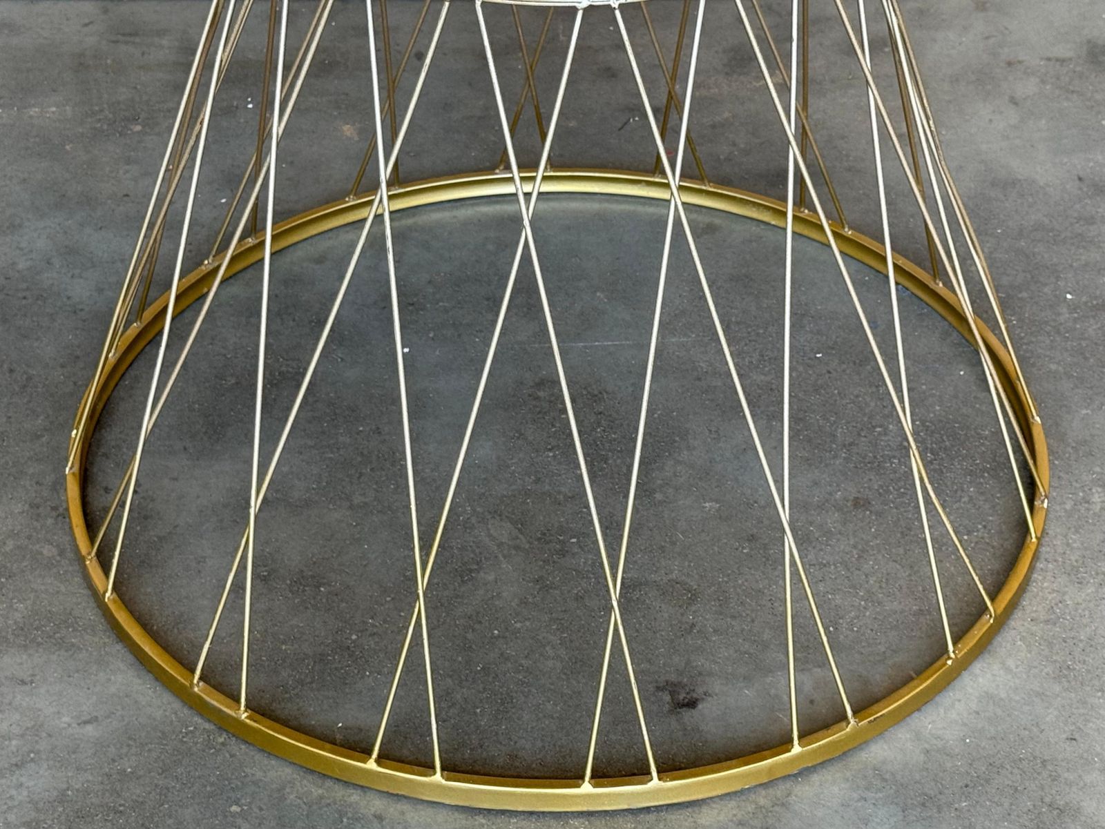 photo furniture Table à manger ronde mid-century modern dorée, de style Allure, plateau en verre noir