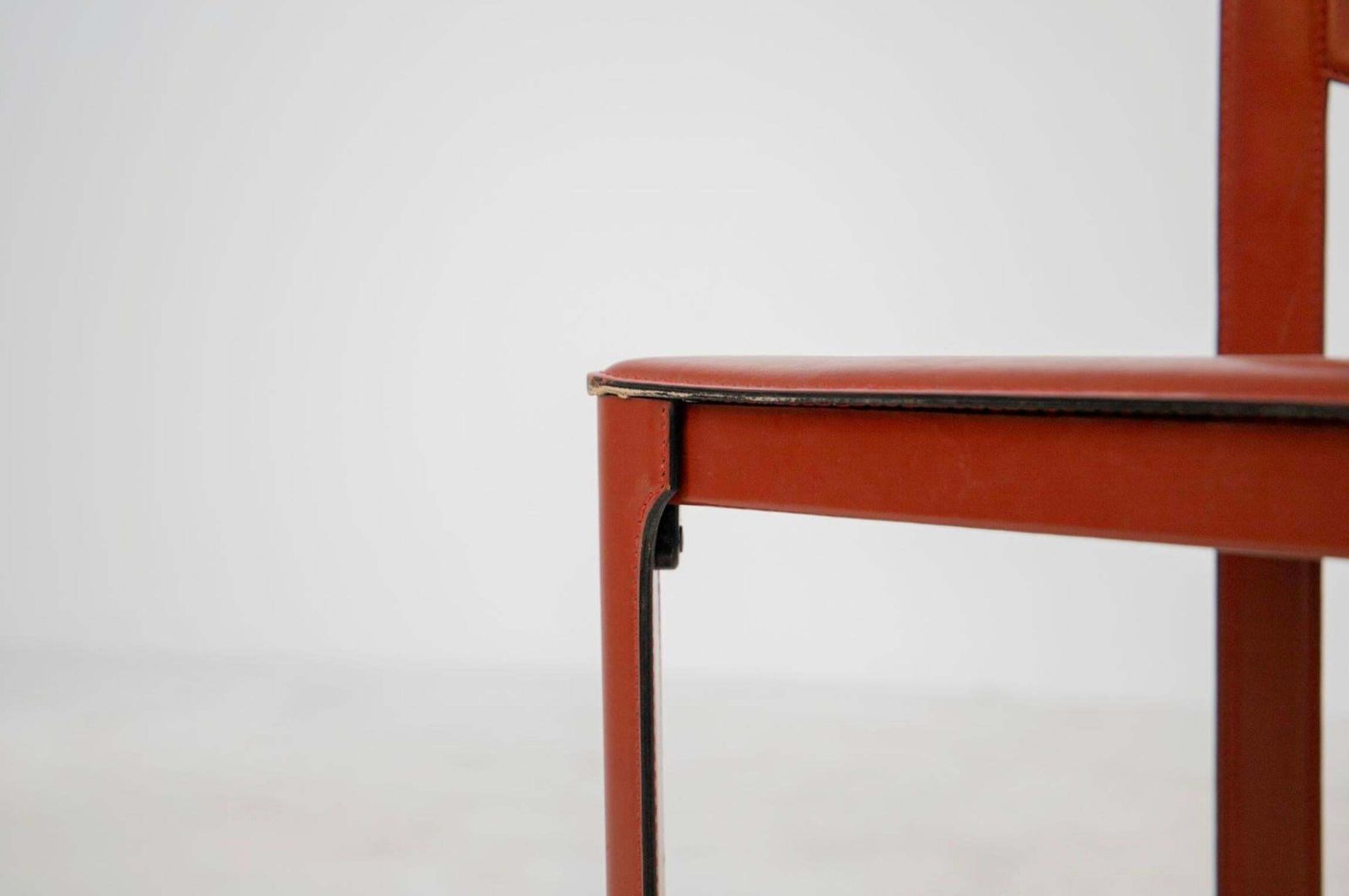 photo furniture Set Of Four Chairs By Matteograssi In Leather Red Mod Sistina, Label