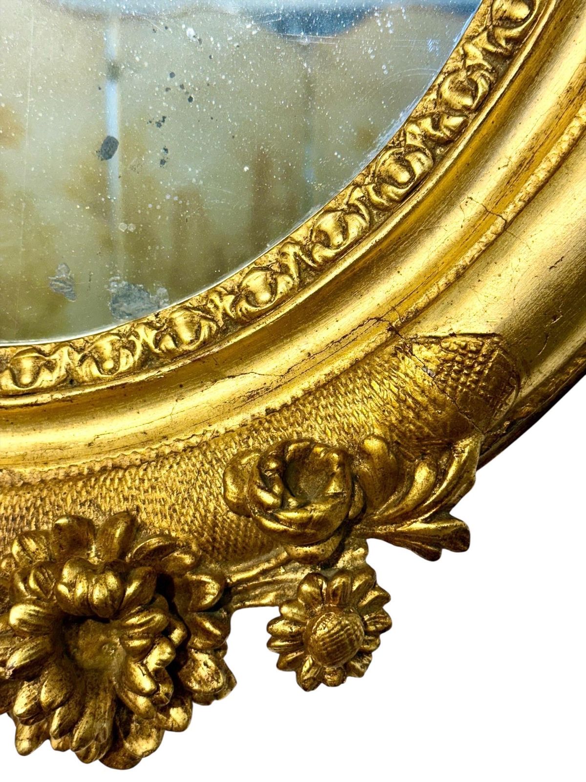 photo vinterior Antique Louis XVI Giltwood Oval Mirror With Floral Carving