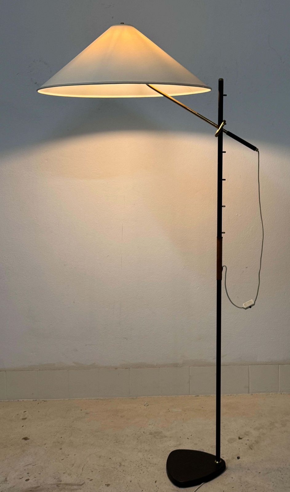 Kalmar Floor Lamp 'Pelican' Mod. 2097, Height Adjustable, Brass Black Iron, 1960 photo vinterior