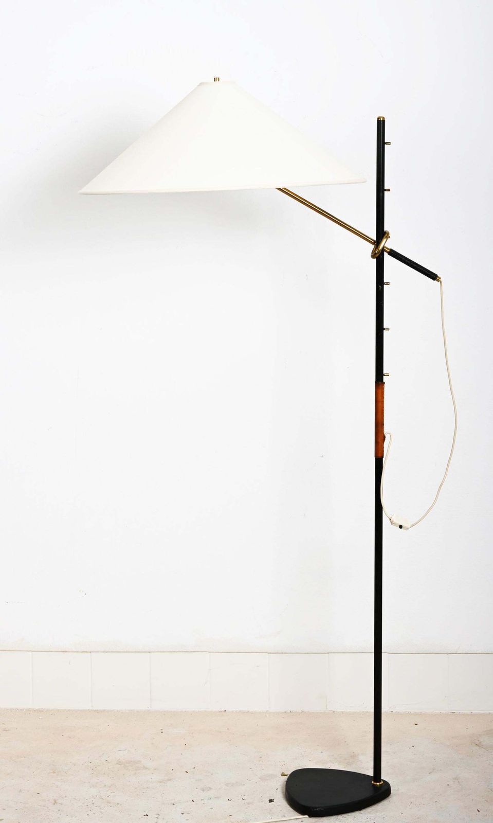 photo vintage Kalmar Floor Lamp 'Pelican' Mod. 2097, Height Adjustable, Brass Black Iron, 1960