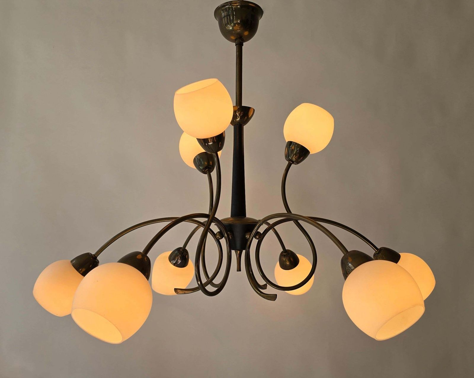 Talian 1950s Stilnovo Style Brass And Opaline Glass Nine Light Chandelier photo 2553.0