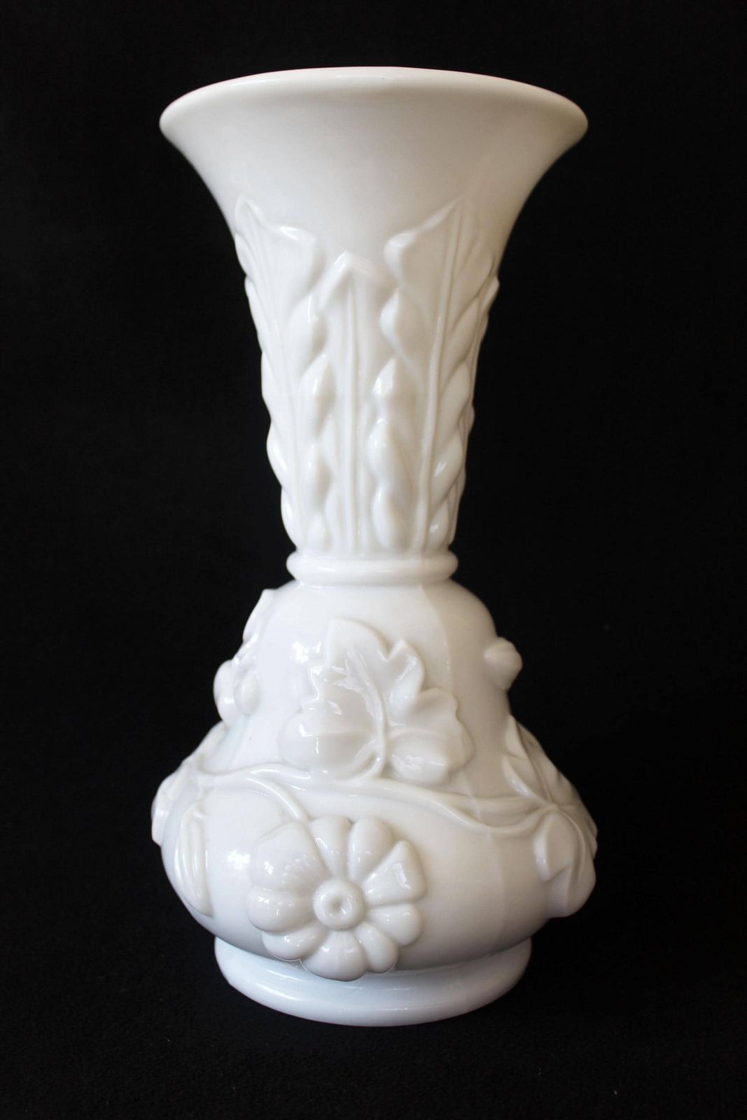 Hoge Antieke Witte Opaline Vaas, Frans, In De Stijl Van Saint Louis, Kunstglas, Geperst Glas, Wijnranken En Bloemen, Eind 19e Eeuw photo for sale