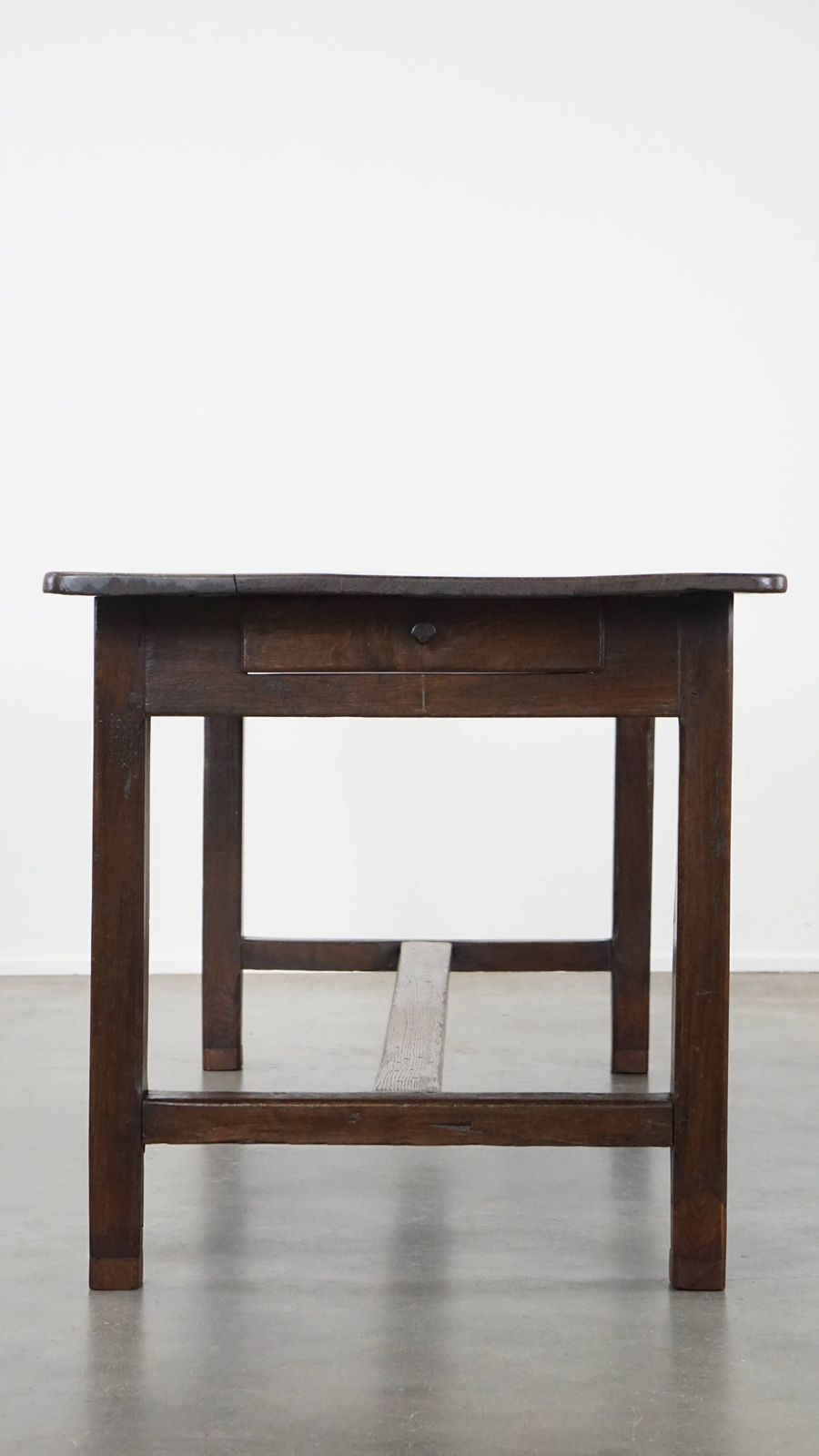 Stevige Antieke Franse Eettafel Uit Het Begin Van De 19e Eeuw, Van Eikenhout, Met 1 Lade photo vinterior