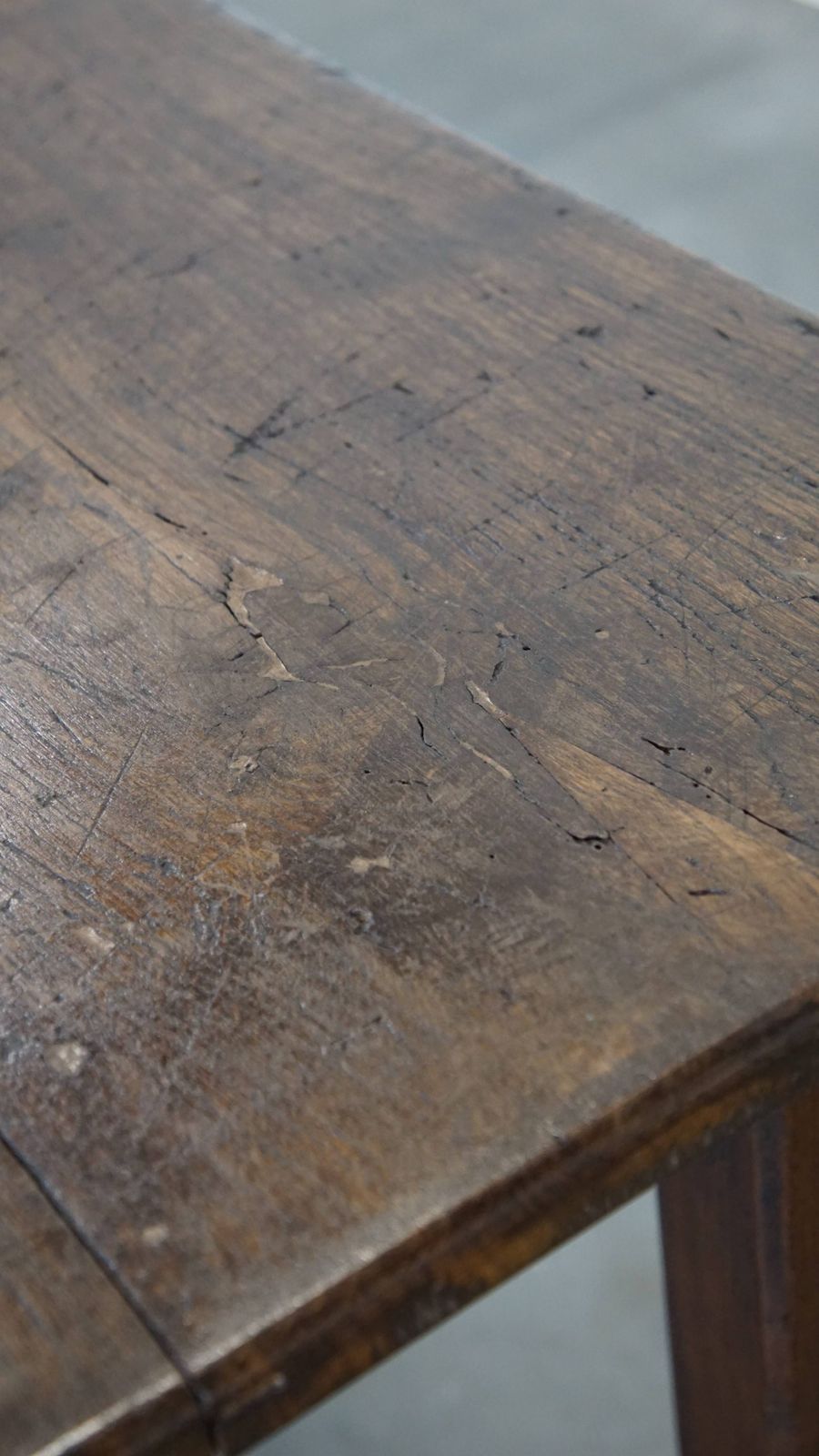 photo vintage Stevige Antieke Franse Eettafel Uit Het Begin Van De 19e Eeuw, Van Eikenhout, Met 1 Lade