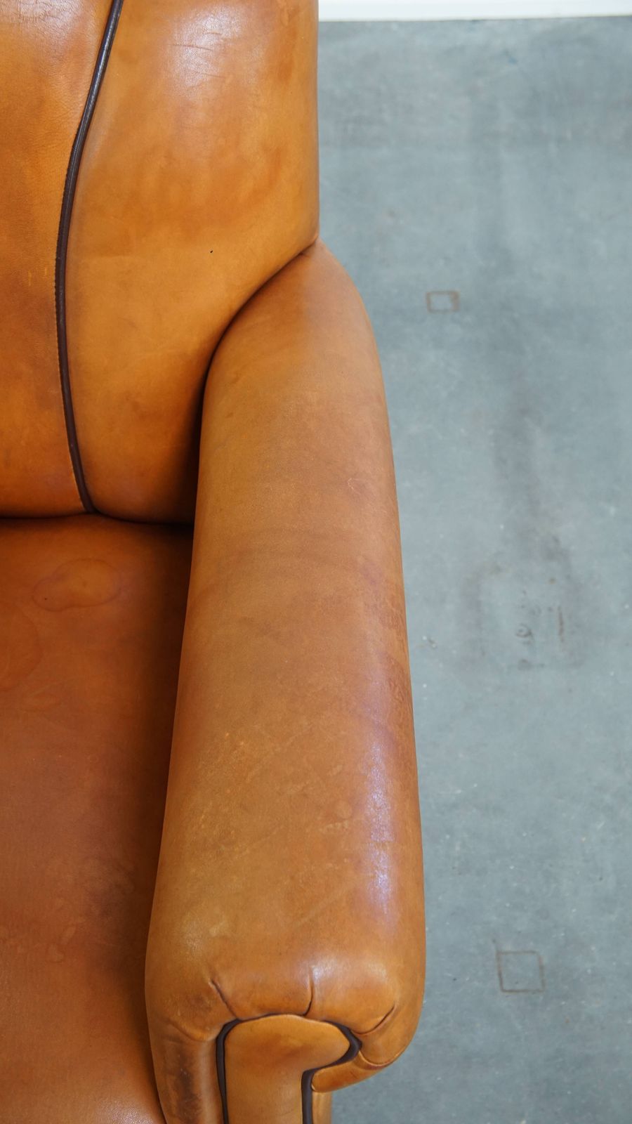 Fauteuil Met Schapenvachtdesign En Donkerbruin Biesdetail photo buy
