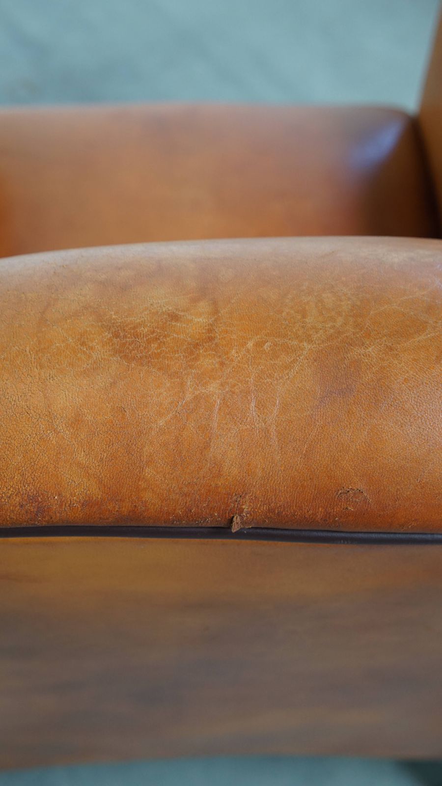 photo vintage Fauteuil Met Schapenvachtdesign En Donkerbruin Biesdetail