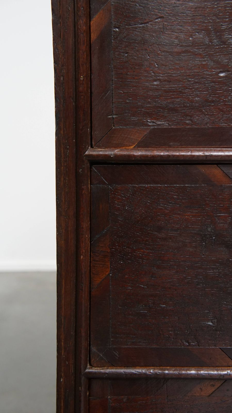 photo furniture English Antique And Elegant Early Georgian Oak Chest Of Drawers With Unique Inlay Of Different Wood Types