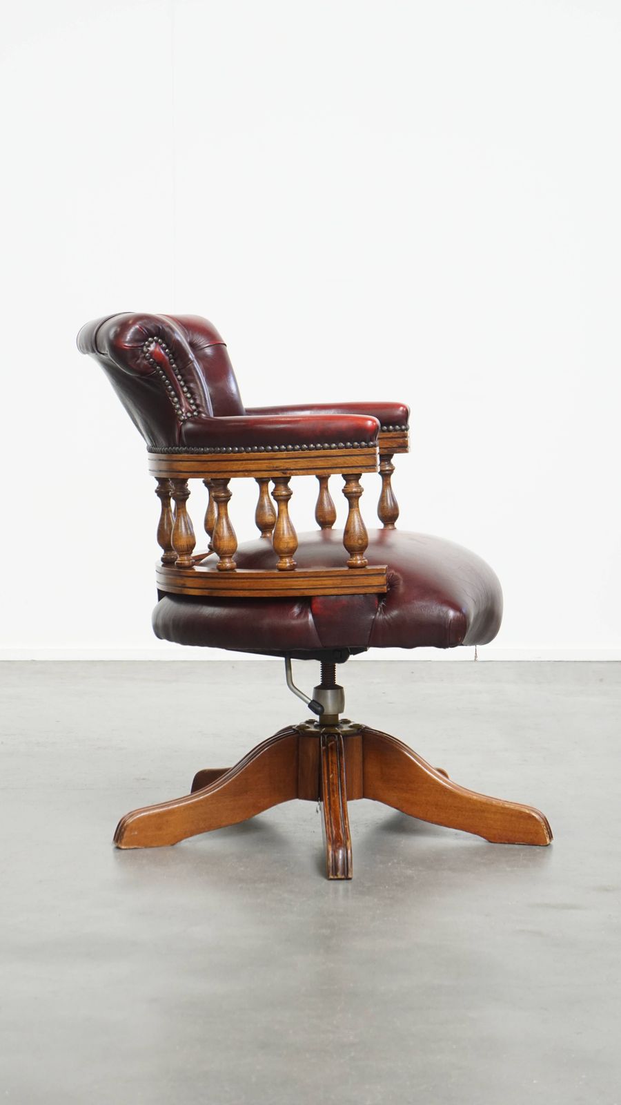 Rode Rundlederen Chesterfield Bureaustoel In Engelse Stijl, In Hoogte Verstelbaar, Met Draai  En Kantelfunctie photo for sale