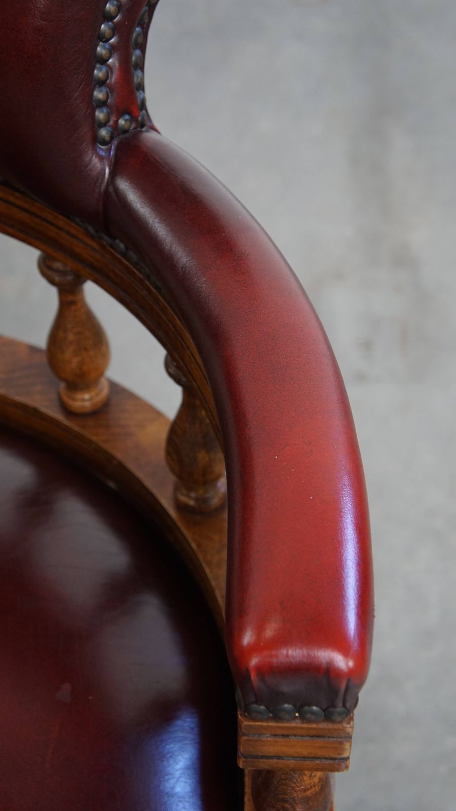 Rode Rundlederen Chesterfield Bureaustoel In Engelse Stijl, In Hoogte Verstelbaar, Met Draai  En Kantelfunctie photo vintage