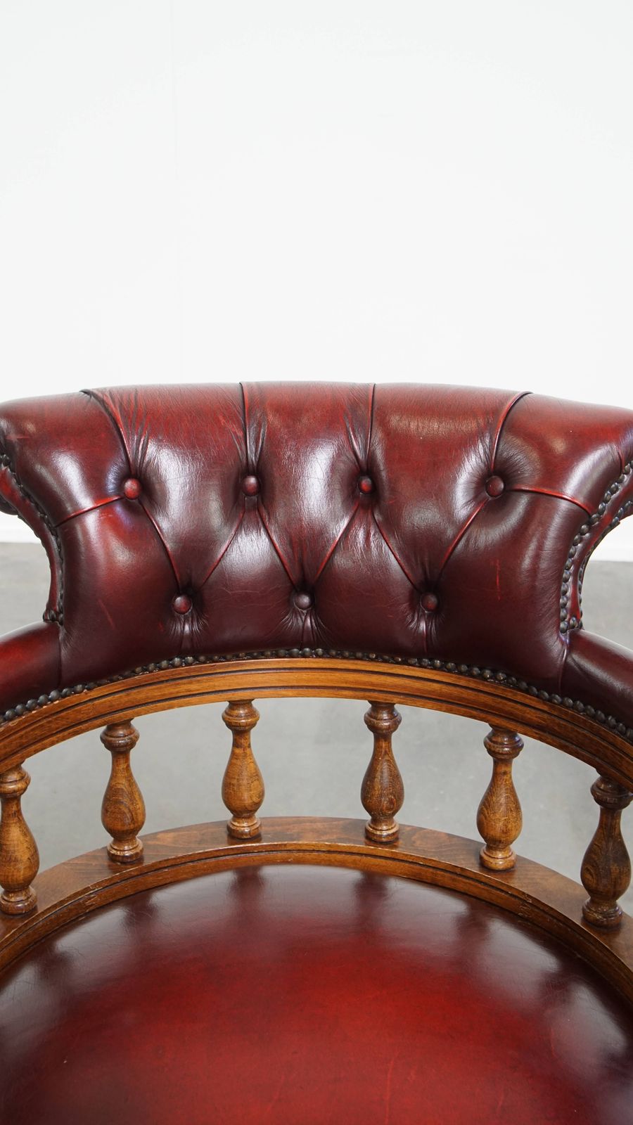photo furniture Rode Rundlederen Chesterfield Bureaustoel In Engelse Stijl, In Hoogte Verstelbaar, Met Draai  En Kantelfunctie