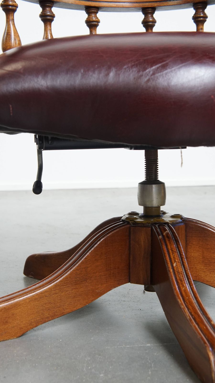 photo for sale Rode Rundlederen Chesterfield Bureaustoel In Engelse Stijl, In Hoogte Verstelbaar, Met Draai  En Kantelfunctie