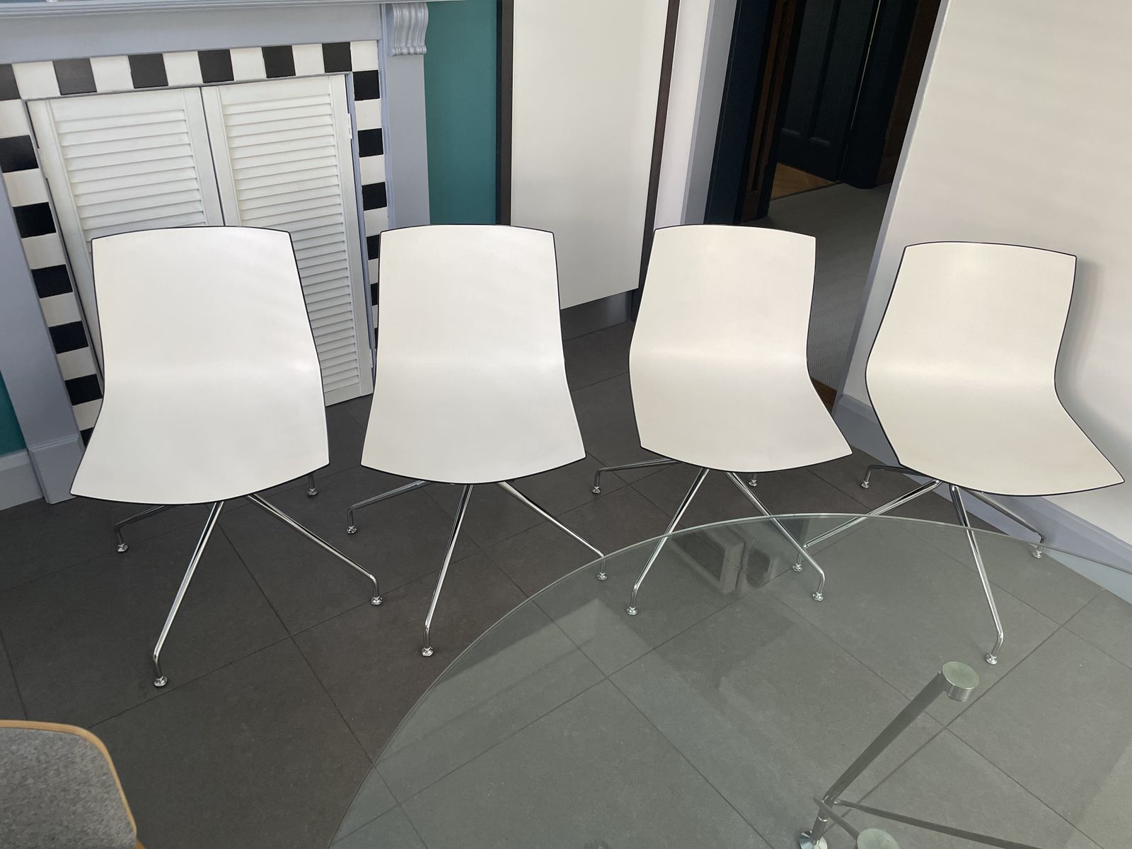 Four Arper Catifa 46 Black And White Swivel Chairs, In Very Good Condition photo Furniture
