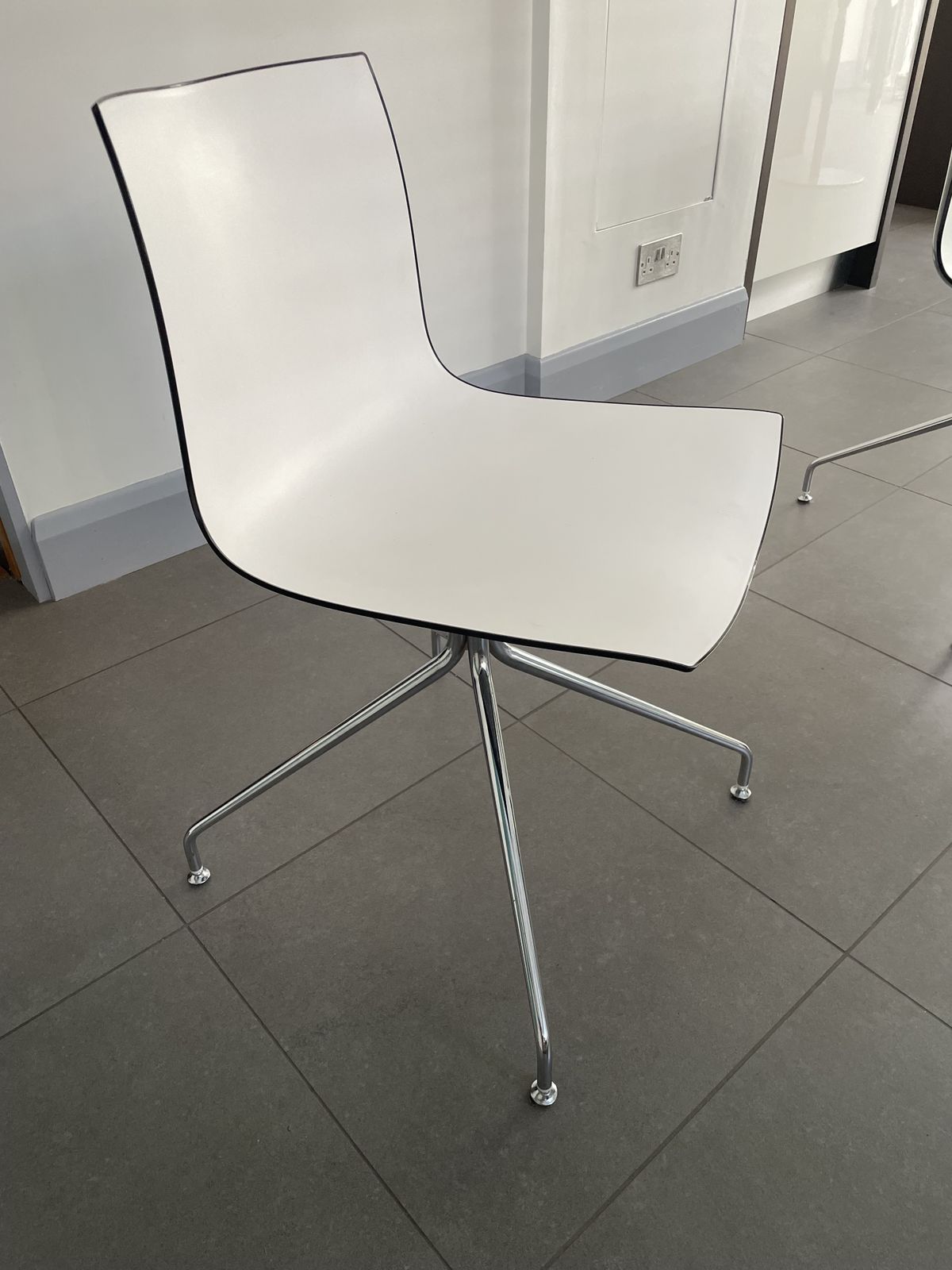 Four Arper Catifa 46 Black And White Swivel Chairs, In Very Good Condition photo 750.0