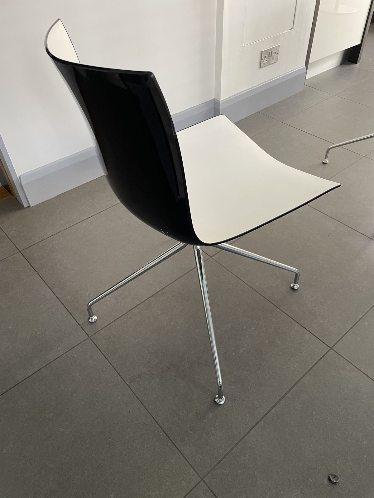 Four Arper Catifa 46 Black And White Swivel Chairs, In Very Good Condition photo buy