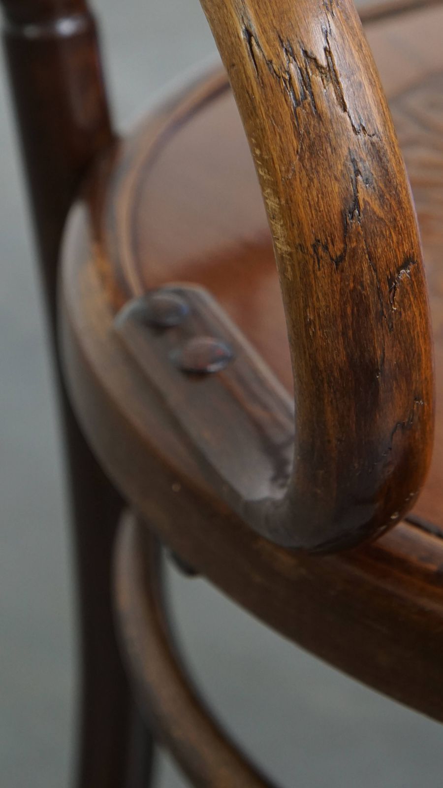 photo vintage Beautiful Antique Wooden Design Chair By Mundus For Thonet With Armrests With Beautiful Carvings