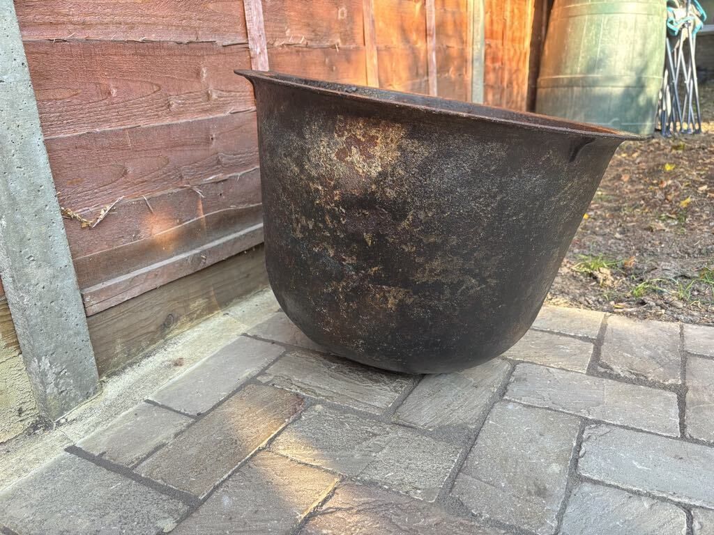 Cast Iron Pot (Planter, Cauldron, Boiler, Antique) 52cm Diameter 36cm Height. Excellent Condition. Round/Pot Bellied
