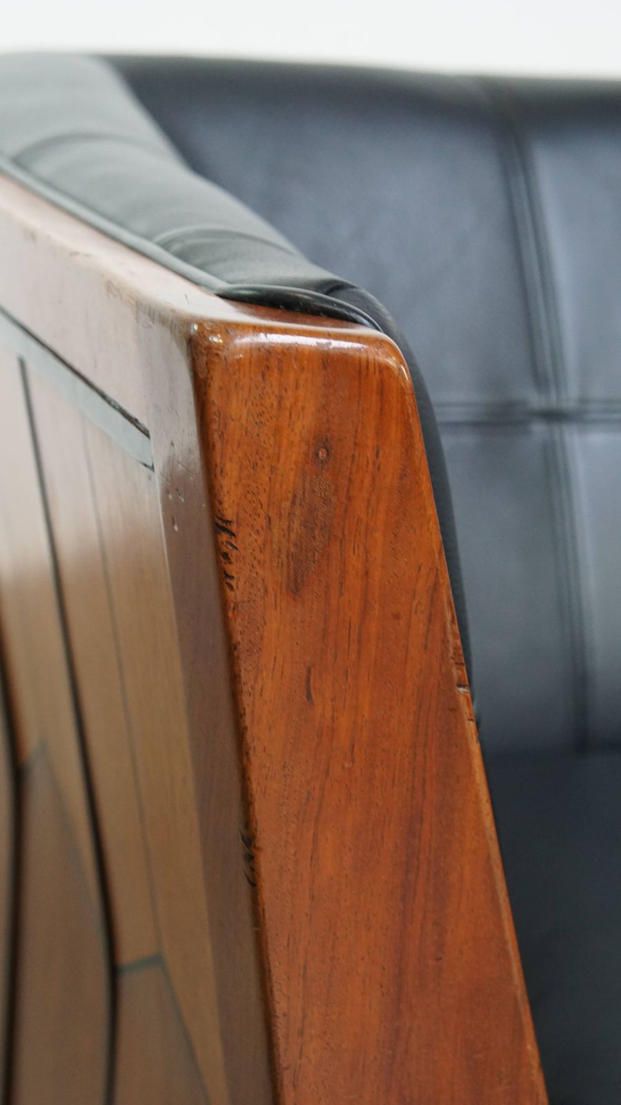Meubels Art Deco 2,5 Zitsbank Van Leer Met Bijzonder Houtwerk photo