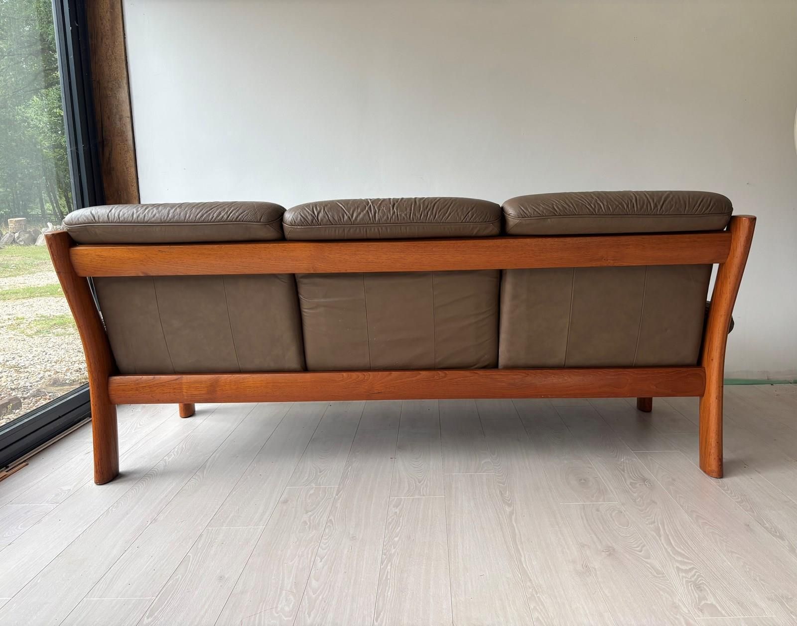 Vintage Ekornes Montana Leather Sofa photo vinterior