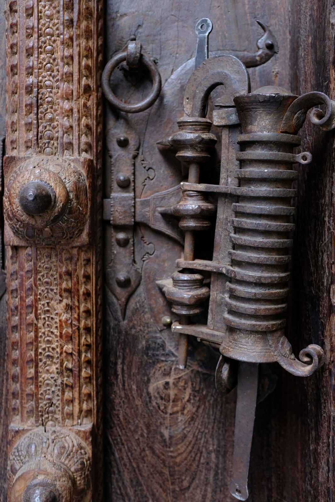 Home Fixtures Antique 17th Century South Indian Door With Manichitrathazhu Lock – Hand Carved Sheesham Wood Entryway With Frame & Original Iron Fittings photo