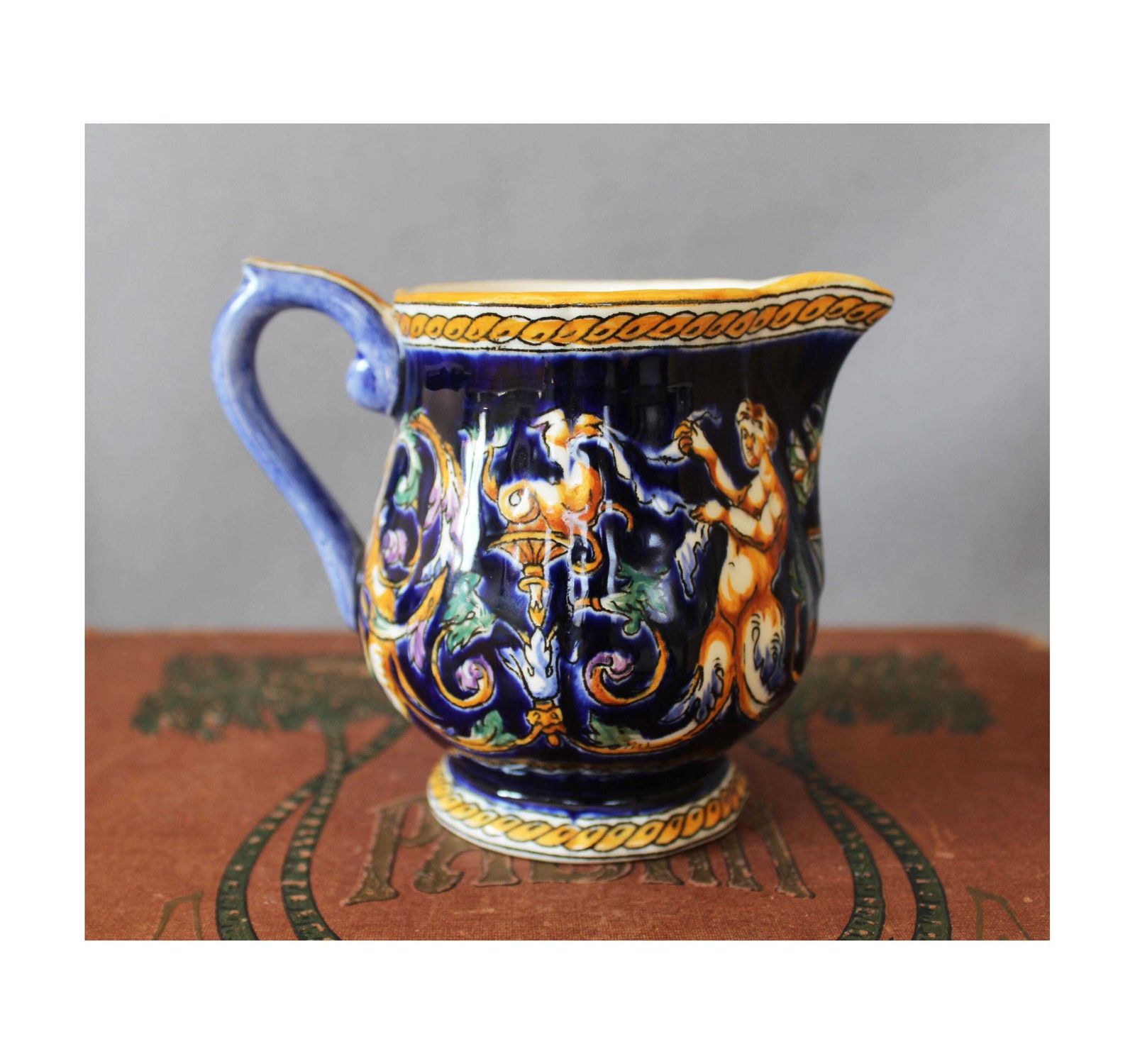 Vintage Frans Keramisch Gien Renaissance Kannetje, Roomkannetje, Klein Schenkkannetje, Italiaanse Stijldecoratie, Mythologisch, Frankrijk, Kobaltblauw, Handgeschilderd