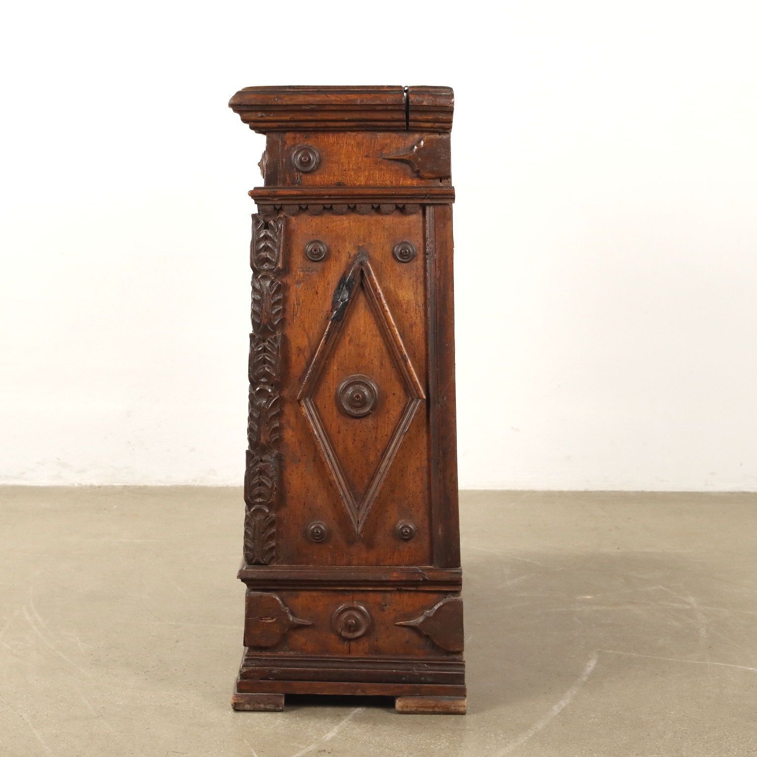 photo furniture Baroque Chest Walnut Chestnut Italy XVIII Century