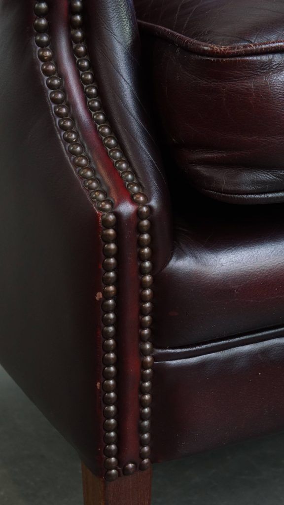 953.0 Charmante En Comfortabele Bordeauxrode Koeienhuid Wingchair In Engelse Stijl Met Mooie Patina photo