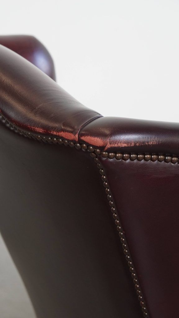 photo vinterior Charming And Comfortable Burgundy Red Cowhide Wing Chair In English Style With A Beautiful Patina