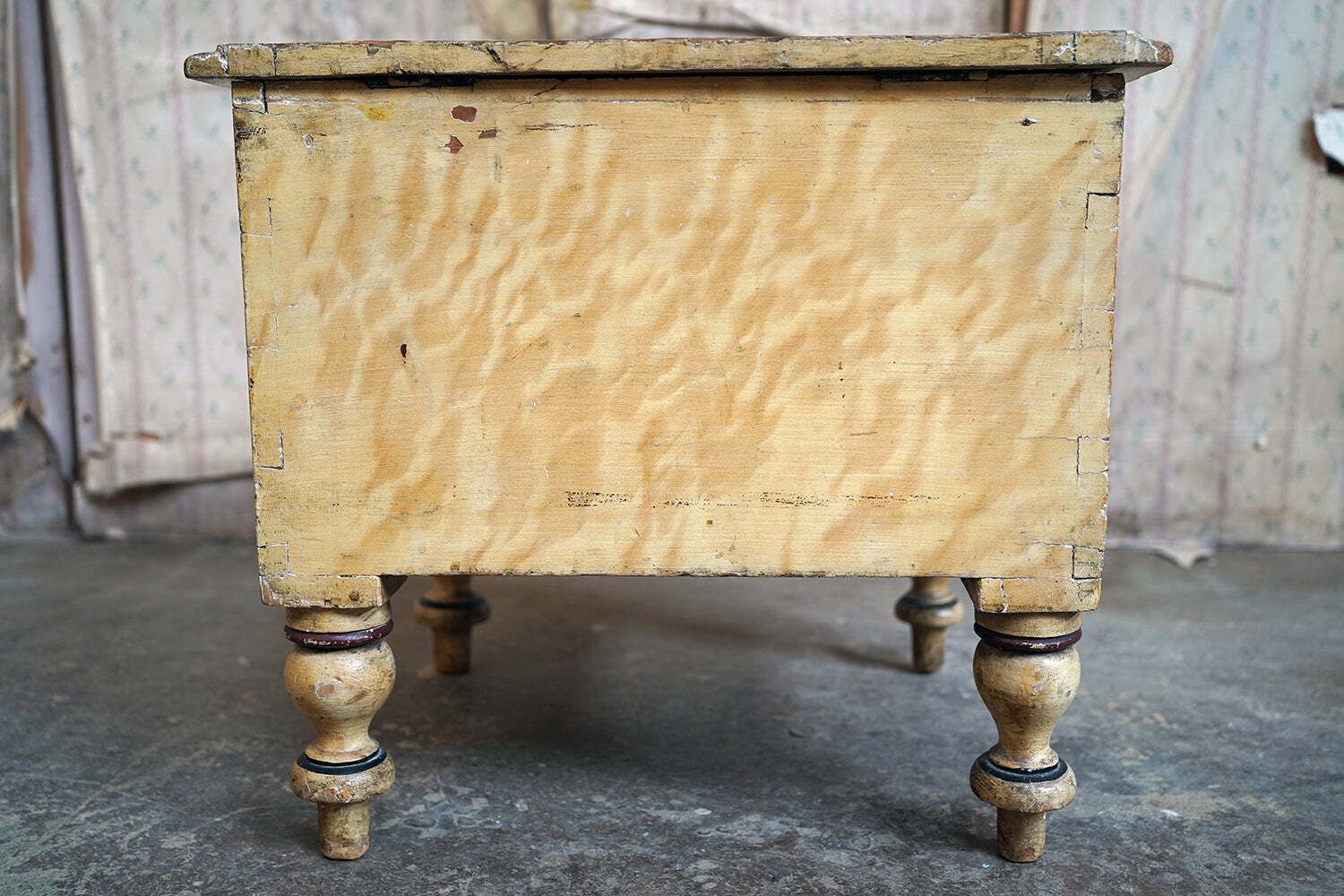 photo vintage An Early Victorian Birdseye Maple Simulated Painted Pine Commode C.1840 50