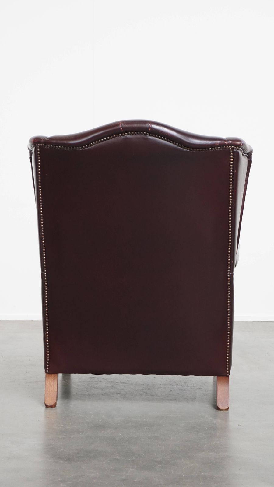 Comfortabele Bordeauxrode Vleugelfauteuil In Engelse Stijl Met Mooie Patina photo Meubels