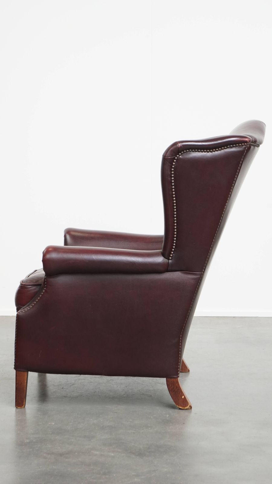 Comfortabele Bordeauxrode Vleugelfauteuil In Engelse Stijl Met Mooie Patina photo 942.0