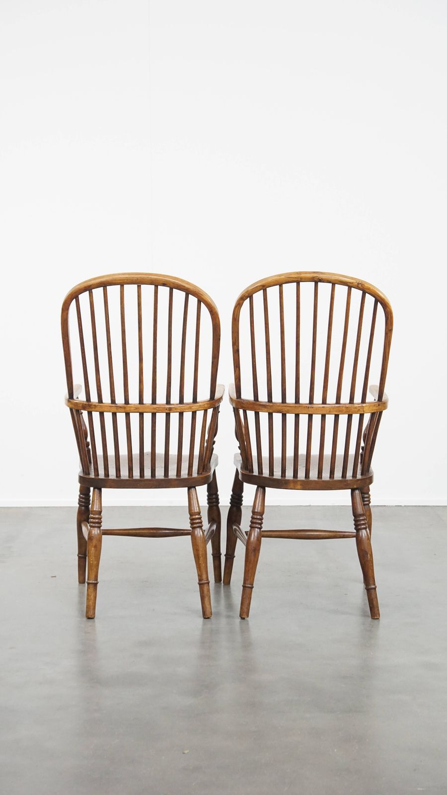Set Van 6 Antieke Engelse Windsor Stickback Stoelen Uit De 19e Eeuw, Vervaardigd Van Iepenhout. photo Meubels
