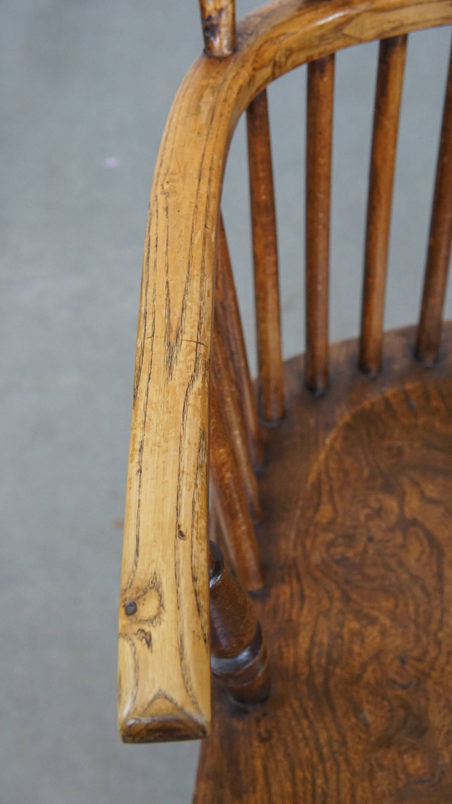 Set Van 6 Antieke Engelse Windsor Stickback Stoelen Uit De 19e Eeuw, Vervaardigd Van Iepenhout. photo vintage