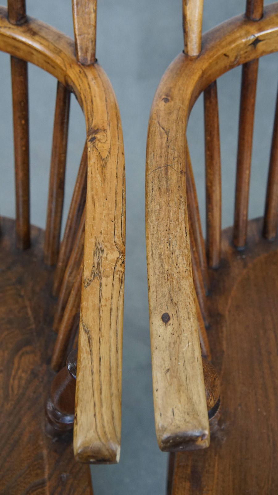 photo furniture Set Van 6 Antieke Engelse Windsor Stickback Stoelen Uit De 19e Eeuw, Vervaardigd Van Iepenhout.