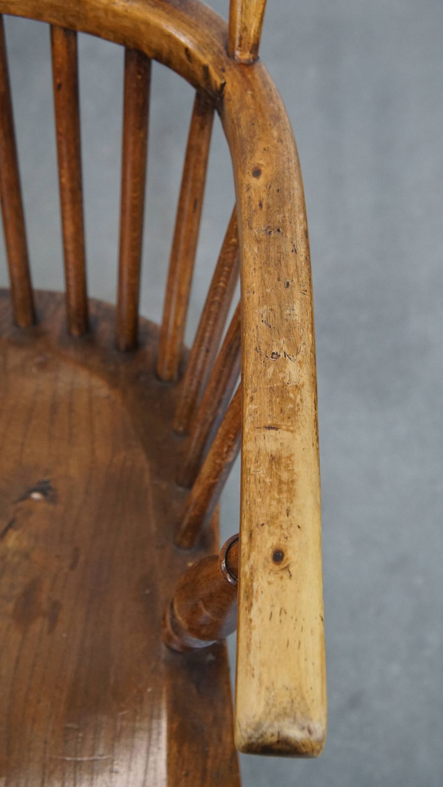 photo for sale Set Van 6 Antieke Engelse Windsor Stickback Stoelen Uit De 19e Eeuw, Vervaardigd Van Iepenhout.
