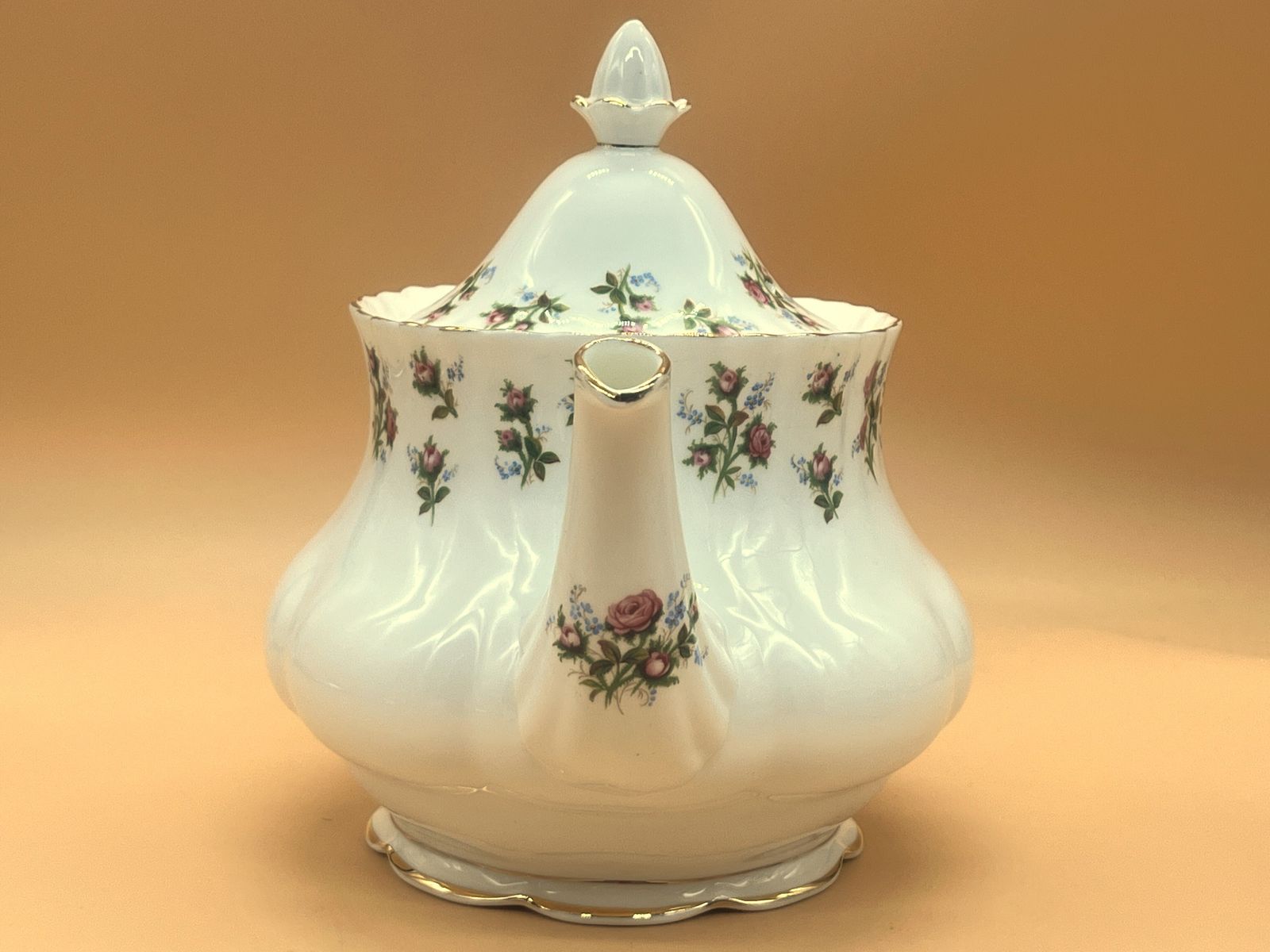 Large Vintage Royal Albert China Winsome Design 2 Pint Capacity Teapot. photo vinterior