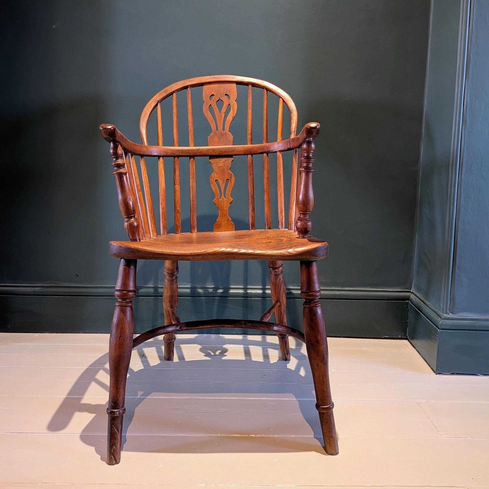 A Handsome Antique Georgian Yew Wood & Elm Windsor Chair Armchair C1820
