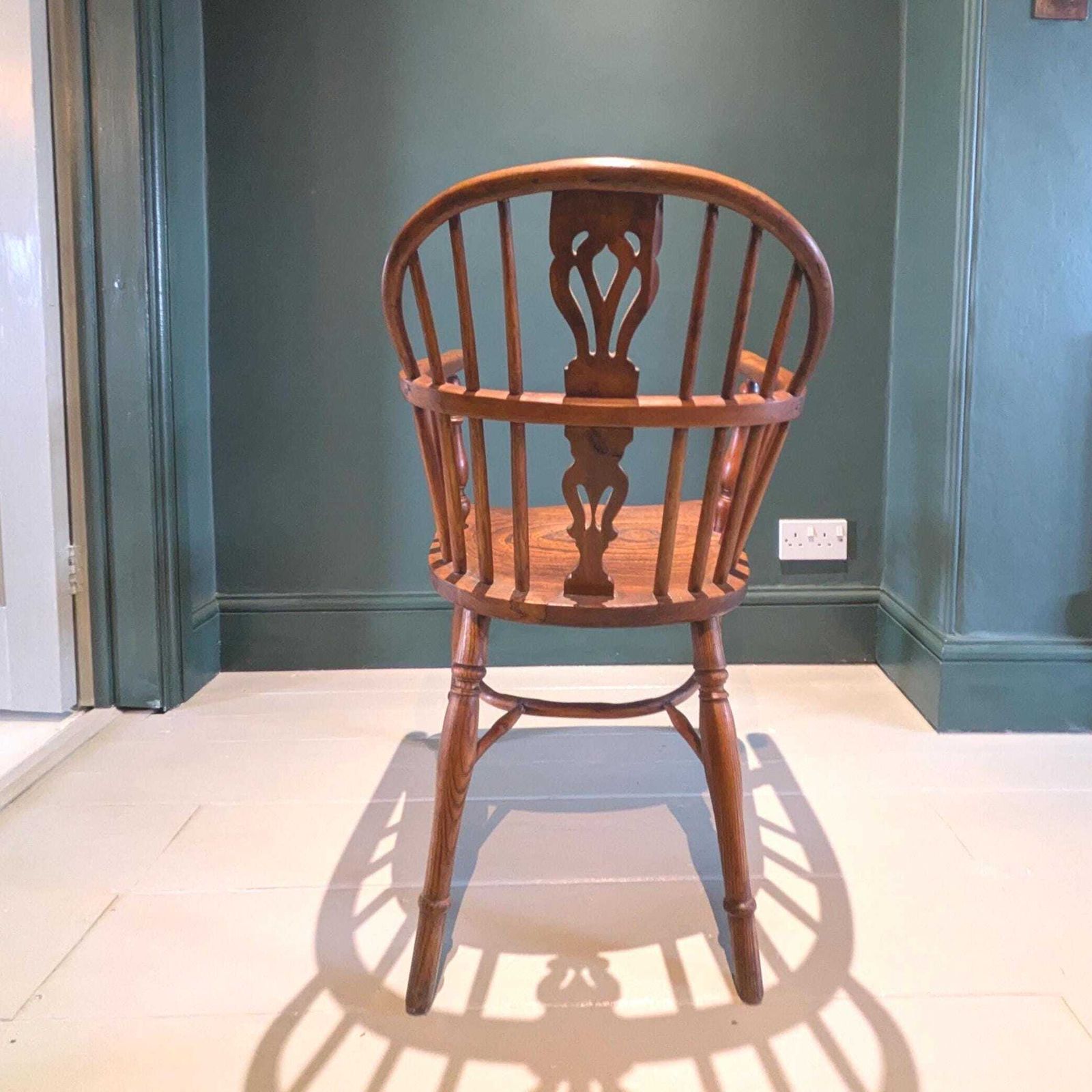 photo furniture A Handsome Antique Georgian Yew Wood & Elm Windsor Chair Armchair C1820