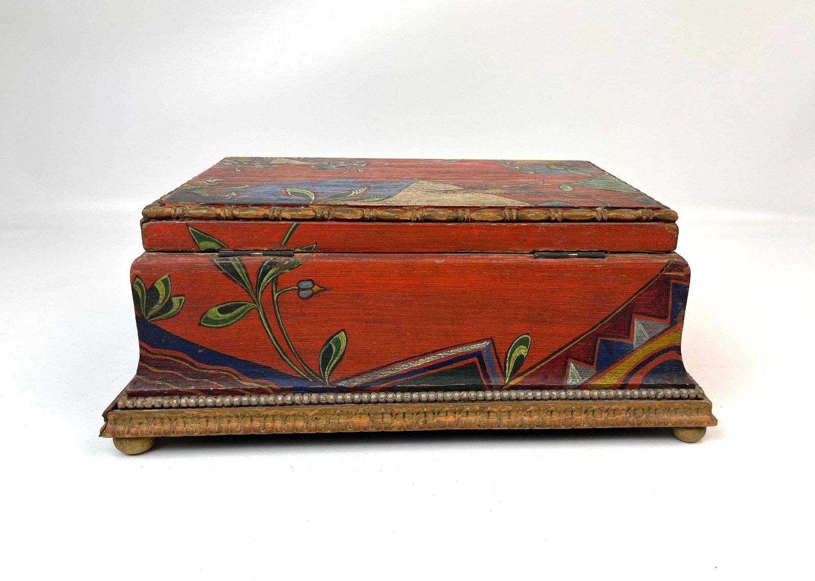 photo furniture Grote art deco sieradendoos, handgemaakt hout met slot en sleutel
